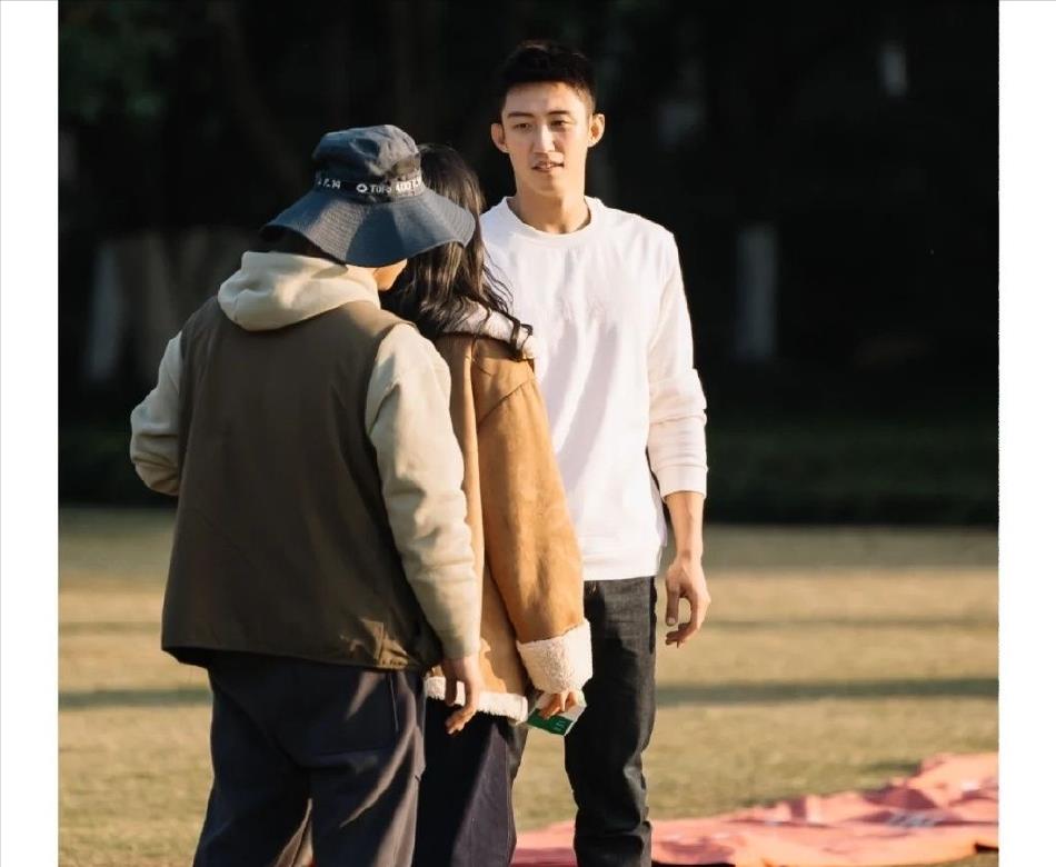 黄景瑜|《他从火光中走来》剧照曝光，黄景瑜张婧仪露营烧烤，美感十足