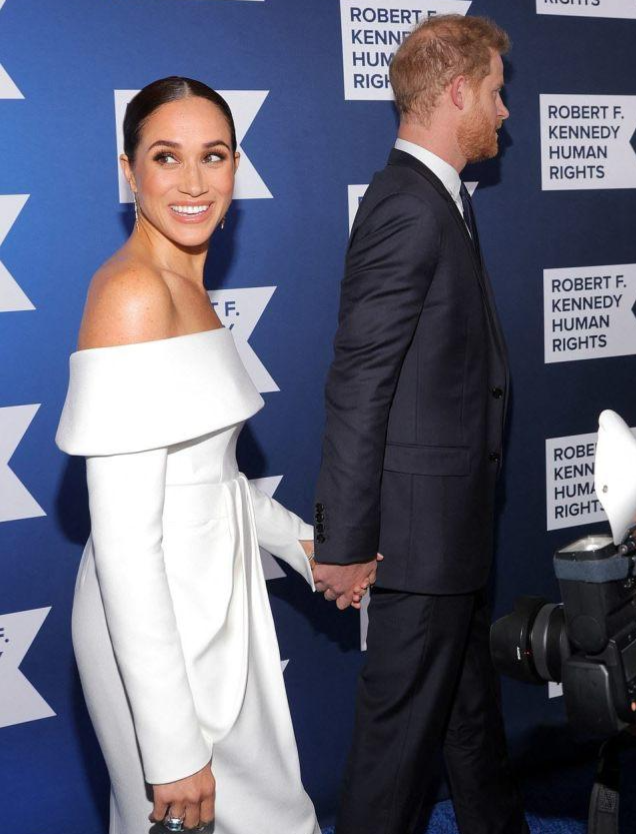 颁奖礼|梅根冒雨参加颁奖礼!一袭白色礼服裙隔空与凯特比美,太low了吧