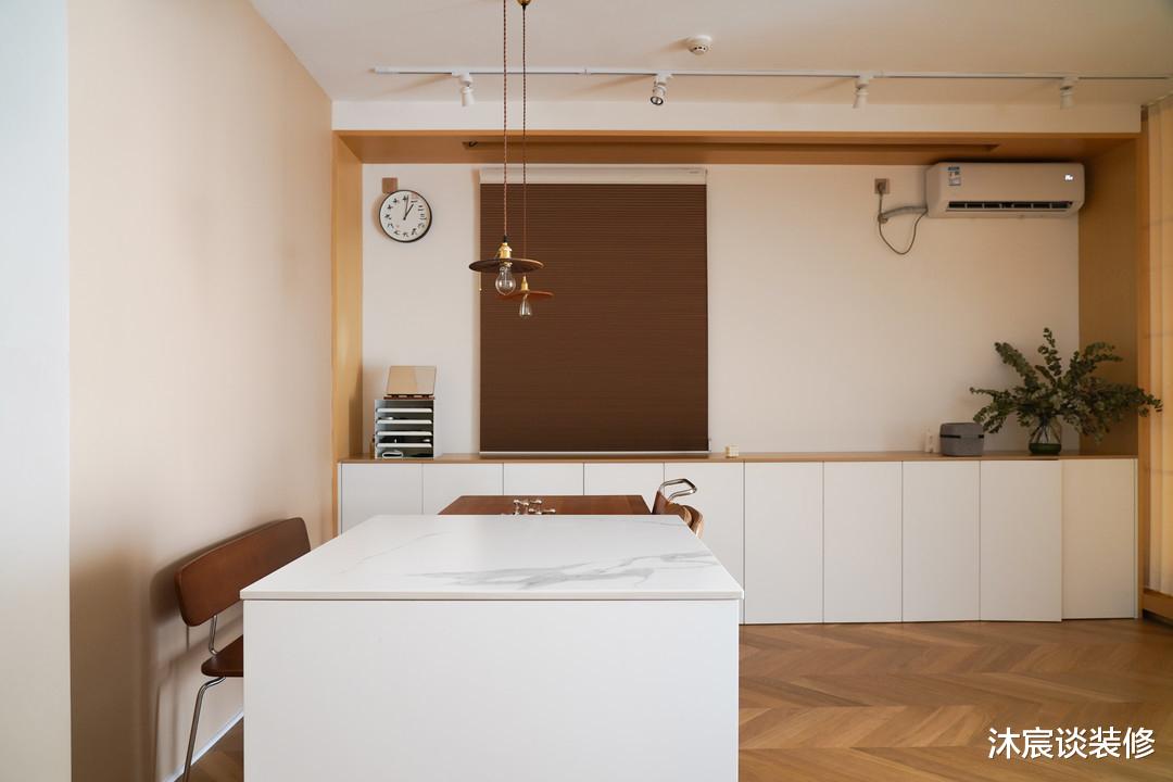 如何让小户型有大宅的既视感？来看这家人的改造，或许能找到灵感