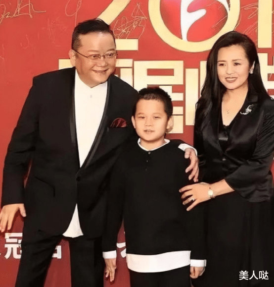 王刚|73岁王刚罕见带妻儿参加活动!小22岁娇妻珠圆玉润气质富态,一看就很有旺夫相