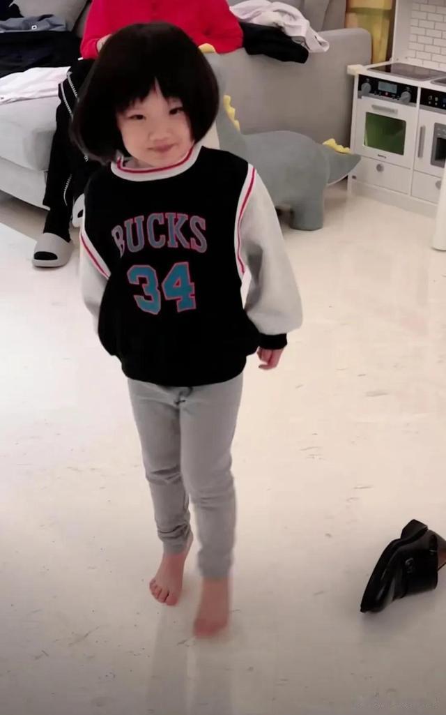 王祖蓝|王祖蓝两女儿穿爸爸的大鞋,听到“爸爸鞋”开心到躺地上