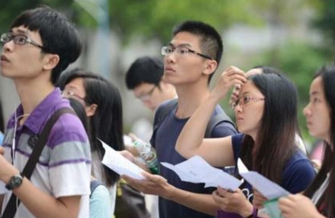 大学|专科女生不满求职被拒,晒出个人简历求安慰,却被网友嘲讽上热搜