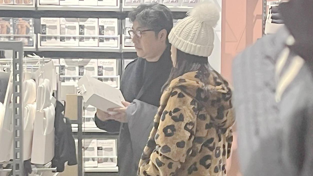 王诗龄|王岳伦父女英国团圆！王诗龄陪爸爸买贴身衣物，寸步不离太乖巧