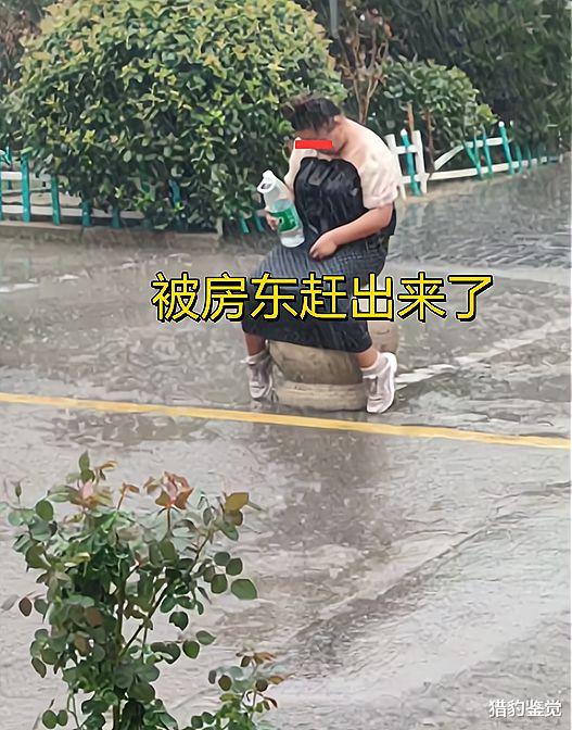 江苏女子在暴雨中淋雨,坐在街头浑身湿透:没钱交房租被赶出来了