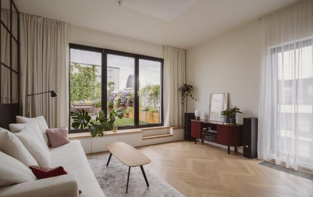 带露台的房子很好装,高级米色调,绿植鲜花围绕,生活暖暖又幸福