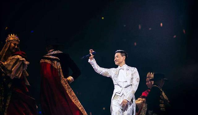 张嘉倪|张学友新碟销量不足3万张，这说明了什么？知情人士作出解答