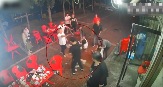 唐山烧烤店打人事件中,这些诡异的,让人费解烧脑的画面?