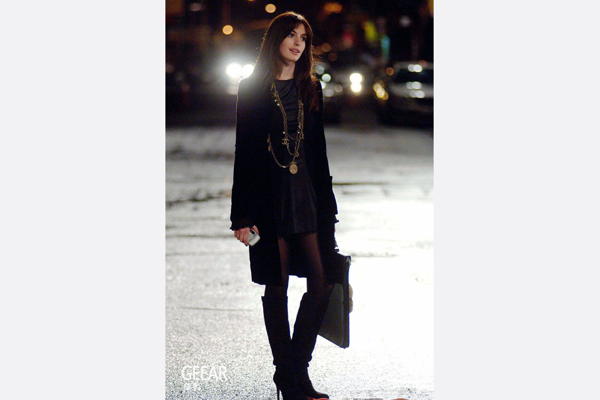 安妮·海瑟薇|时隔16年，安妮·海瑟薇在《穿普拉达的女王》中最爱的造型是？