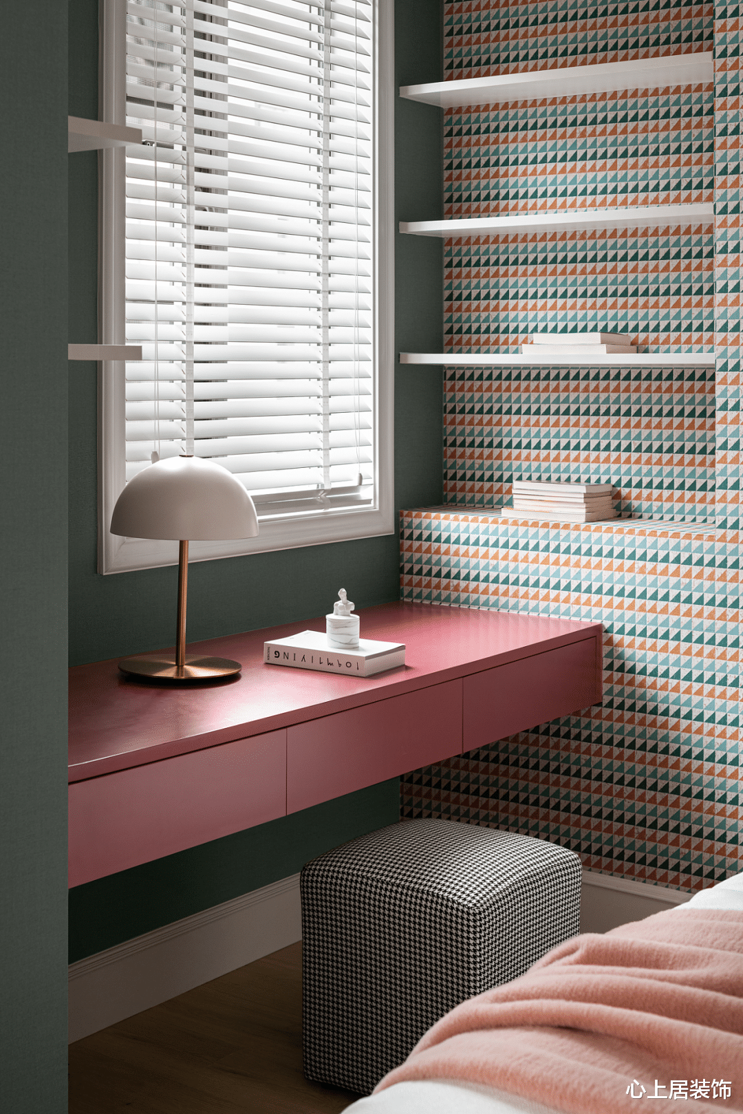 161㎡轻奢,红与黑的复古叠撞