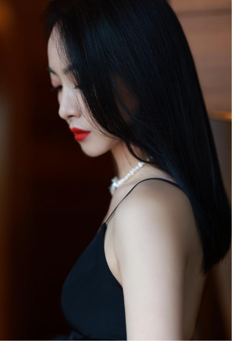 宋茜|宋茜参加某线下活动，一身黑色长裙，白到发光