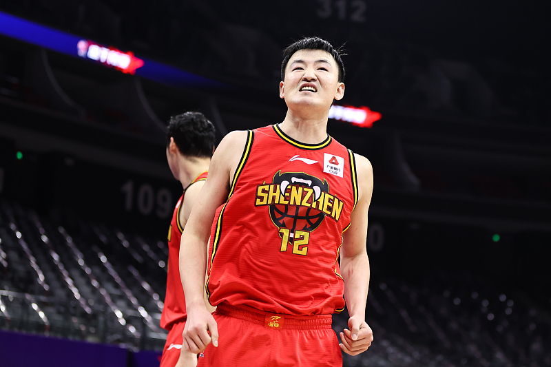 深圳男篮|深圳赢球离不开他！34分钟18+11，老将仍进步，丘彪拥有他很幸福