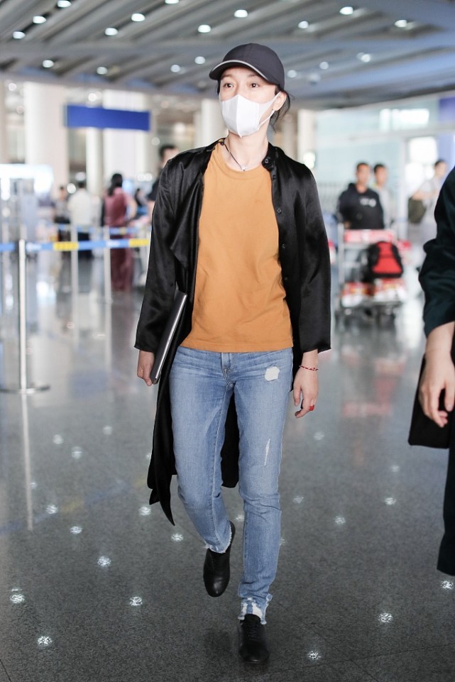 周迅|周迅出门真够随意的,素面朝天也不打扮打扮,好在穿风衣挺有气质