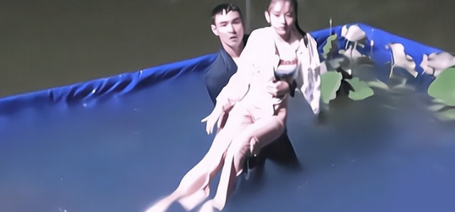 王菲|宋祖儿水下拍照,脸上的表情让人不舒服,网友:宋祖儿可怜