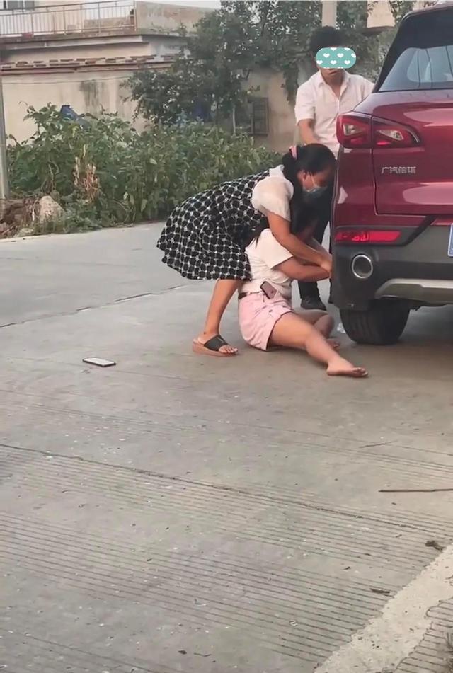 安徽女子执意随男友远嫁贵州,母亲在村口又打又骂,众多村民围观