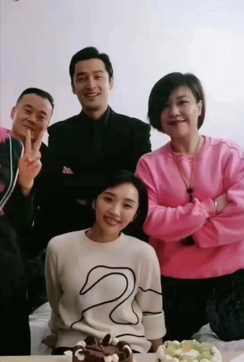 胡歌|胡歌结婚生女，前女友薛佳凝在片场神情落寞，彭于晏方回应被催婚