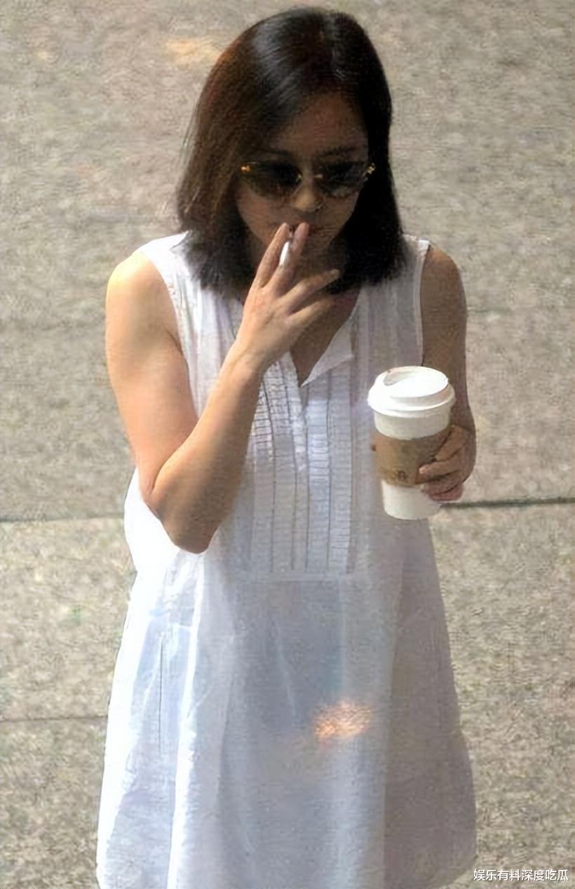 娱乐圈：这些女明星居然也吸烟？吞云吐雾的姿态甚是活神仙！