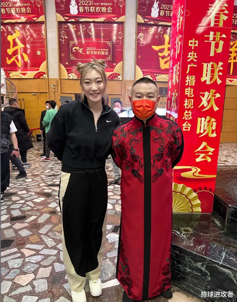 董卿|李梦、王思雨亮相春晚!中国女篮气质一流,李梦颜值不输春晚明星