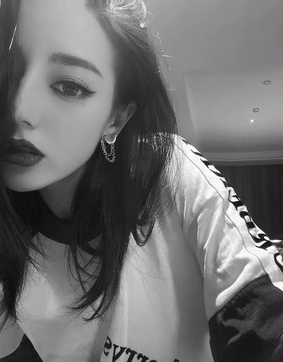 迪丽热巴|迪丽热巴晒入秋新姿势，解锁“秋酷”，网友：拍照姿势有点奇怪