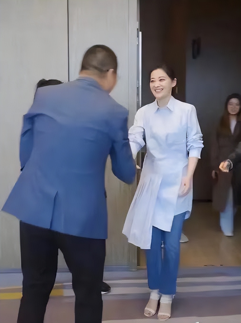 梅婷|梅婷一家久违走机场!穿喇叭裤身材太一般了,丈夫颜值不高很普通