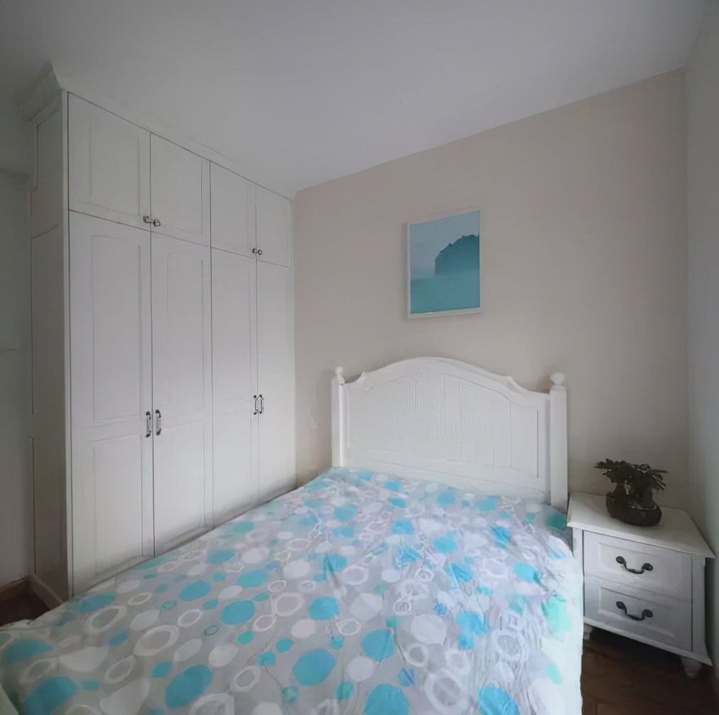 老公坚持穷装修，墙面只刷白墙就入住，完工后全家人都很满意