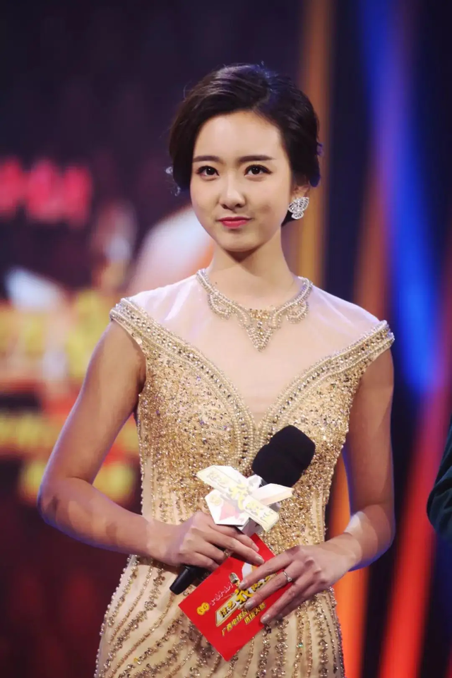 央视|连续主持18年央视晚会,和妻子结婚18年仍恩爱如初,一家四口幸福