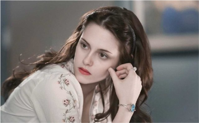 克里斯汀·斯图尔特|“暮光女”克里斯汀与女友订婚,晒亲密合照将女友扛在肩上,画面超甜