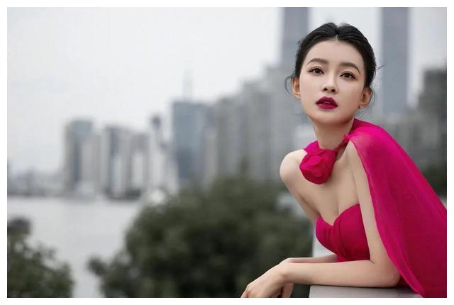 孙怡|恢复单身的孙怡越来越美了，可清新时尚也可性感女人味