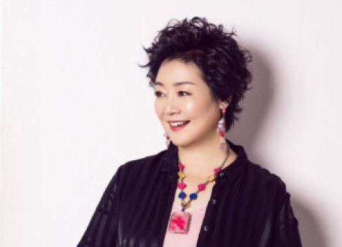 穿衣搭配 53岁的萨日娜微胖也时髦,穿衣不强扮嫩,从容老去的样子真美