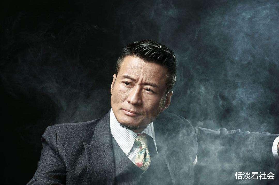 58岁著名港星定居宁夏!胡子花白笑容满面,开300多万小车出行