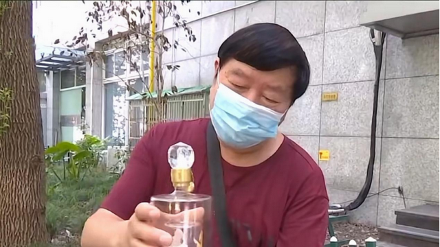 存了个“寂寞”?杭州男子收藏五粮液近16年,如今发现变空瓶了