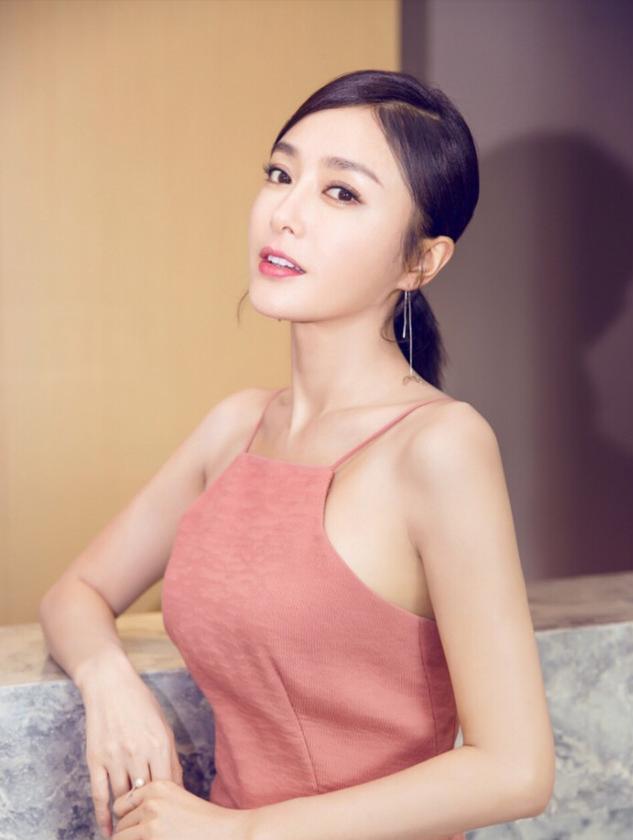 向佐|“单身富婆”秦岚:开百万豪车住千万豪宅,曾为黄晓明赔偿1000万