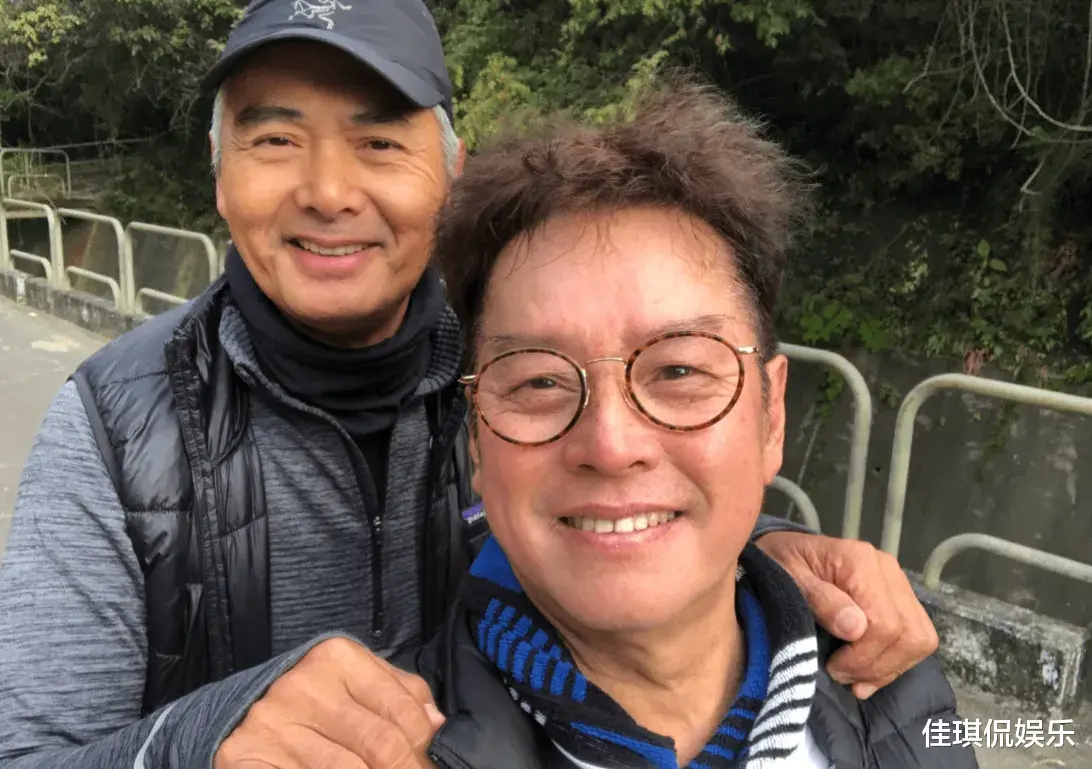 周润发|谭咏麟在街头偶遇周润发!67岁周润发两鬓斑白又干又瘦,状态好!