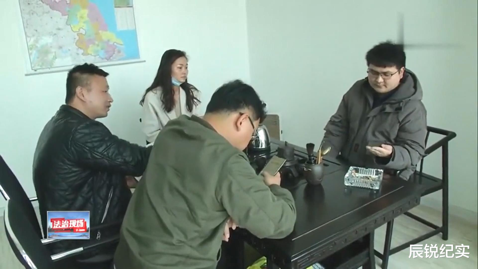 父亲去应聘高薪司机,对方承诺年薪18万,女儿看完合同大惊失色
