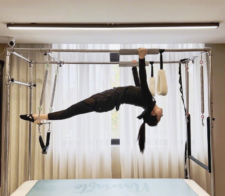 鸡胸肉 42岁董璇炫空中一字马!穿健美裤双腿又长又直,不化妆皮肤太白嫩