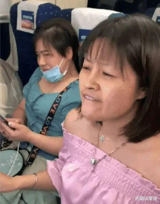 网红大妈高铁上直播,在视频里美得不像话,同座位阿姨一脸嫌弃