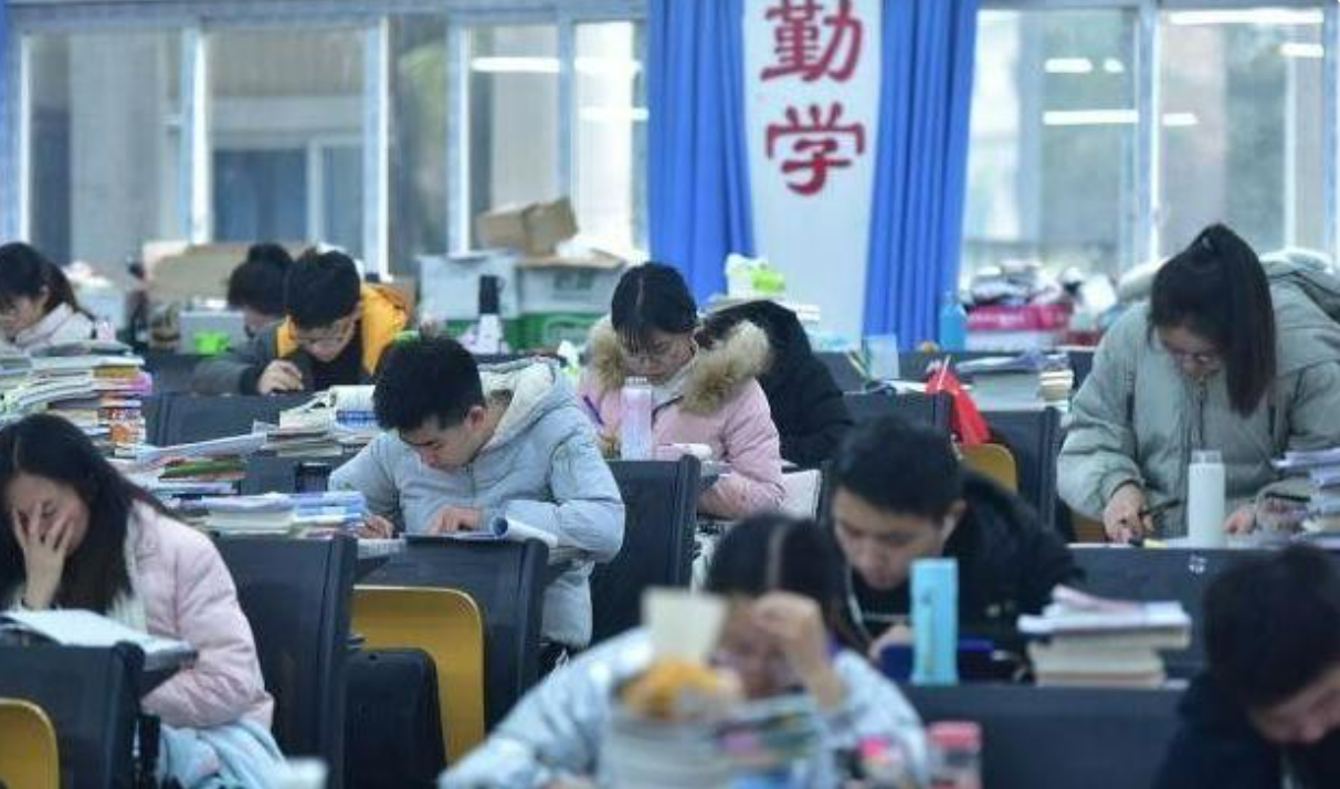 考研|有人在进行“新型啃老”？父母对此却没感觉，还炫耀子女有出息？