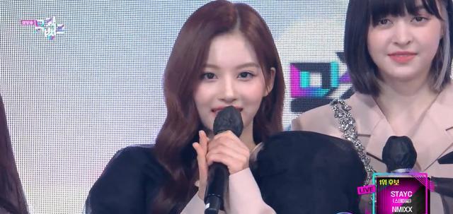 sullyoon|张员瑛与NMIXX成员sullyoon同框引热议，韩网友：风景美如画！