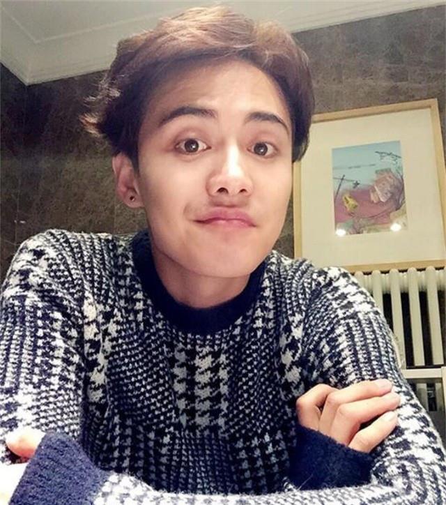 晒晒马天宇生活中的家,一进门就堆放着杂物,有点浪费了这装修