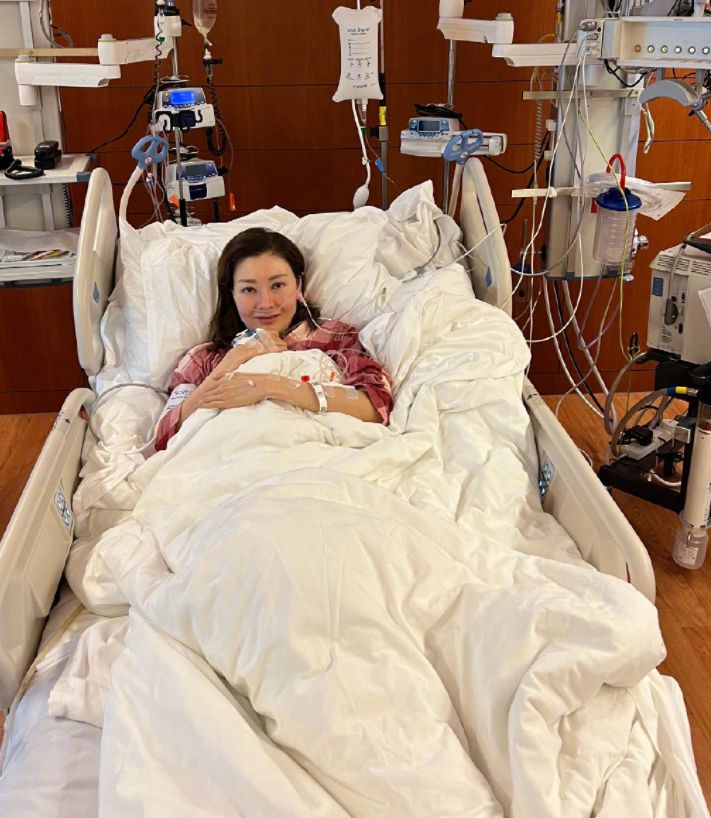 穿衣搭配|李嘉欣住加护病房，穿格子衫素颜出镜，脸部浮肿憔悴得让人心疼