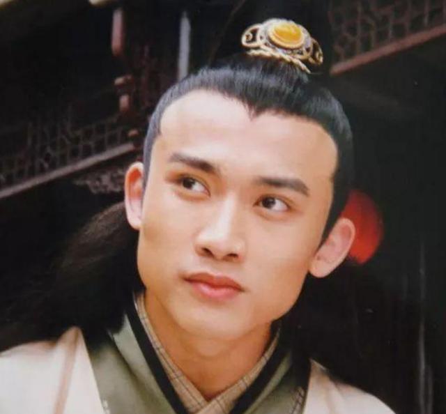 杨幂|从“大饼脸变成小V脸”的9位明星，杨幂说整了牙，金晨死鸭子嘴硬