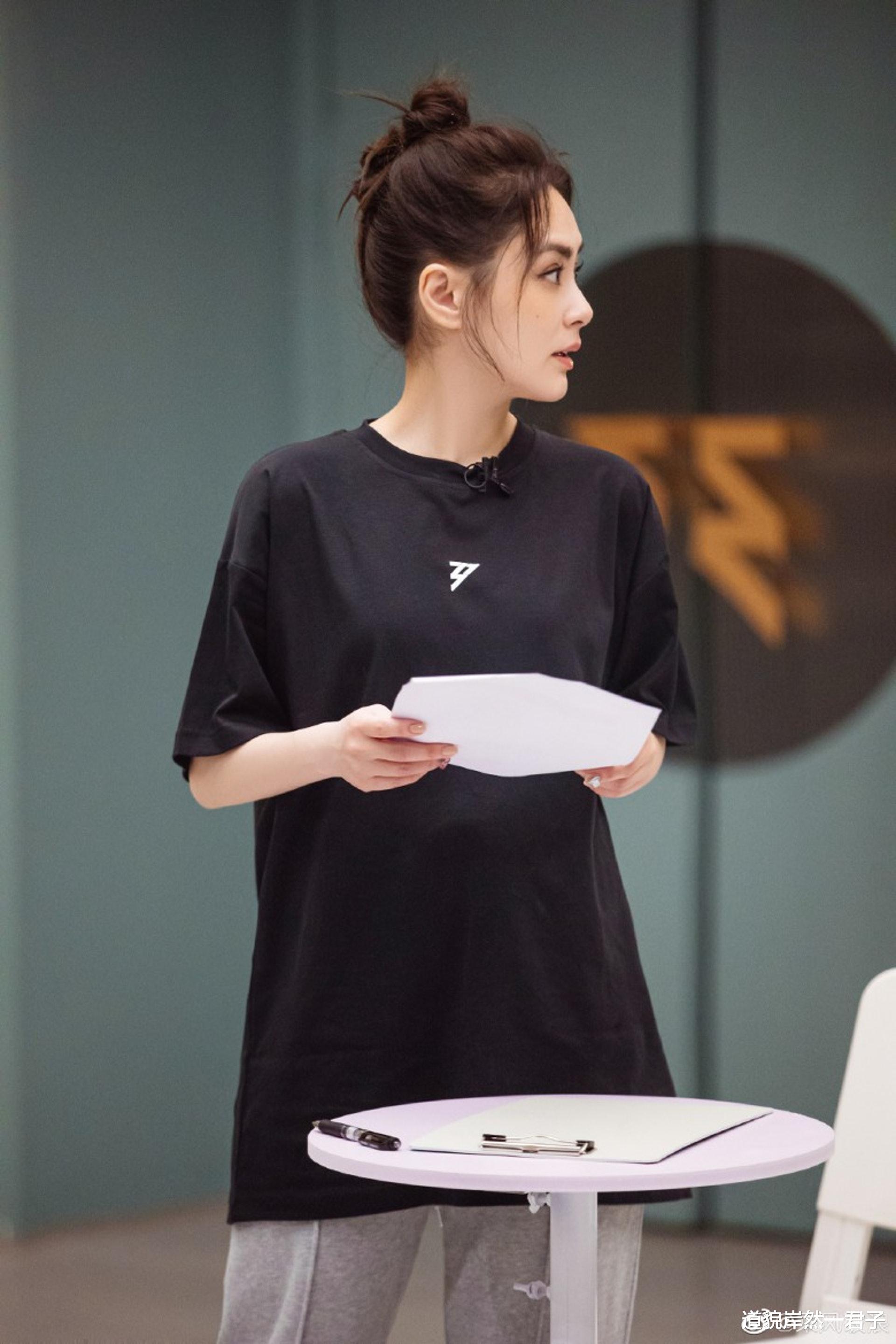 阿娇|钟欣潼瘦出新境界着Bra top秀纤腰 被网友称赞重回颜值颠峰