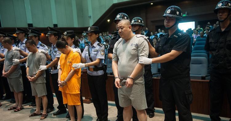 农民在自己地里撒药叫“投毒”?有人因此被判刑,网友都看不下去了