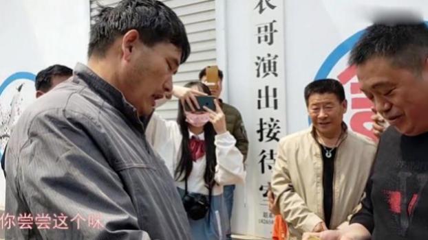 整容|网红想蹭流量，要求和朱之文合影，还一度把自家产品摆在前面