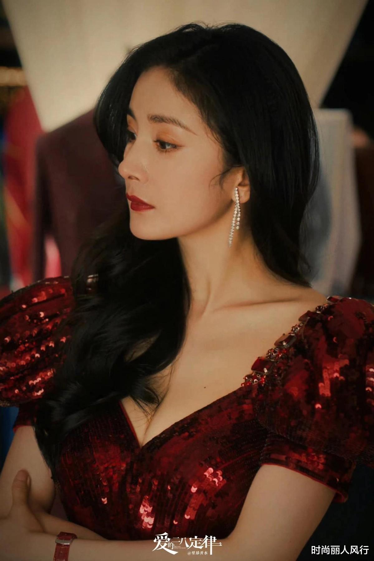 杨幂|杨幂新剧职场穿搭火出圈！多款造型展现性感女人味，可惜状态疲惫