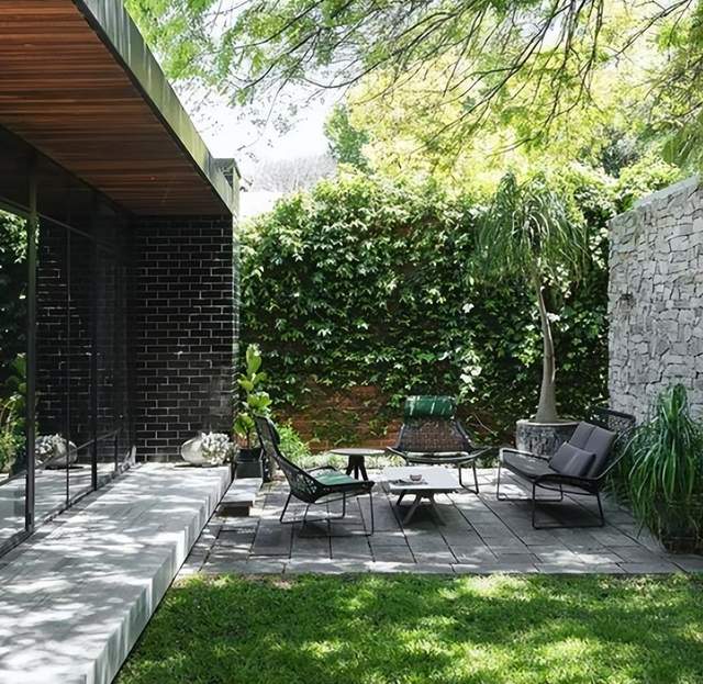 买一楼带院子的房子,栽种各种花草果蔬,这样的生活太精致了