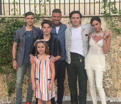 哈珀·贝克汉姆|贝克汉姆娇妻素颜出街!皮肤松弛显老态,身旁小七的身形太抢眼