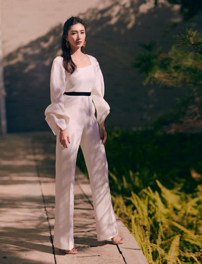 江疏影的衣品真好，穿白色毛绒小外套配紧身裤显高时尚很有格调