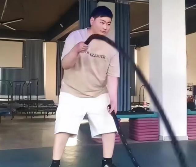 陈亚男|小伟减重30斤,陈亚男穿露脐装展示甩头舞,网友:这也要拼一下?