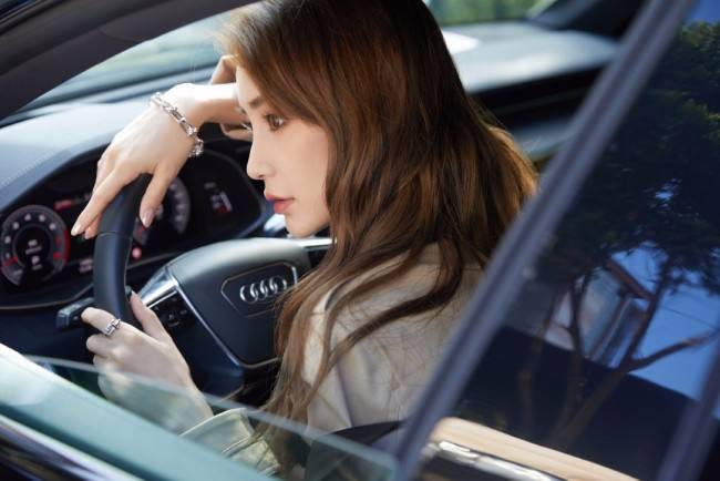 Angelababy|Angelababy车内大片：太有挑逗性了！