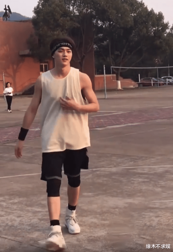 许凯|许凯线下被拍，脱离《尚食》滤镜，27岁他生图长这样